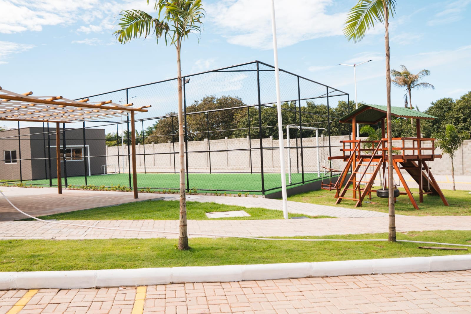 Quadra esportiva e playground
